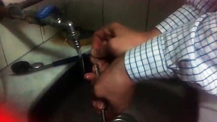 Destapamos una bombilla con el conocido limpiador de bombilla que se venden por ejemplo en el bus - Mates En La Rambla - #MatesEnLaRambla - #ElMateNosUne