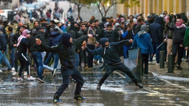 مواجهات بين الشرطة اللبنانية ومحتجين على الحكومة الجديدة قرب البرلمان ببيروت