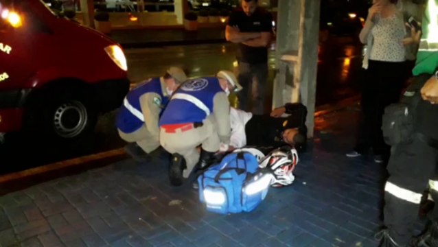 Motociclista tem suspeita de fratura na perna em colisão na Rua Barão do Cerro Azul