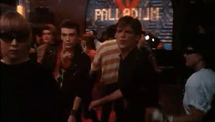 Maxwell & Daniel Darc en figurants dans le film Girls (Just Jaeckin,1980)