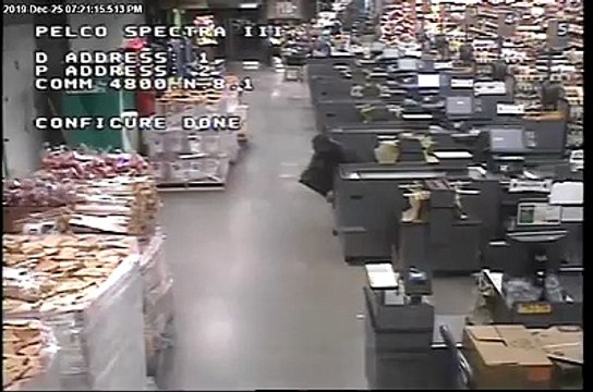 Voleur vivant dans le plafond de l'épicerie continue de donner aux flics le feuillet