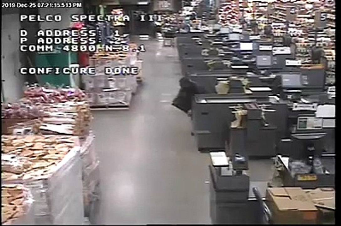 Voleur vivant dans le plafond de l'épicerie continue de donner aux flics le feuillet