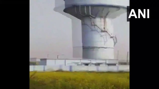 West Bengal: An overhead water tank collapses in Sarenga, Bankura - Video