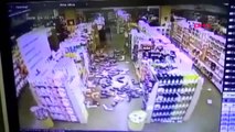 Manisa akhisar deprem anı marketin güvenlik kameralarına böyle yansıdı