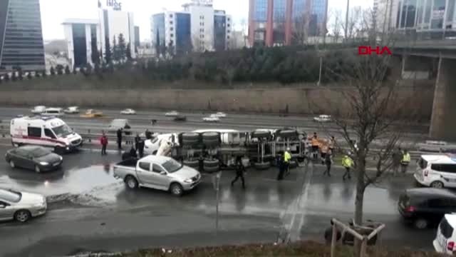 Beton mikseri otomobilin üzerine devrildi