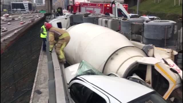Virajı alamayan beton mikseri bir otomobilin üzerine devrildi