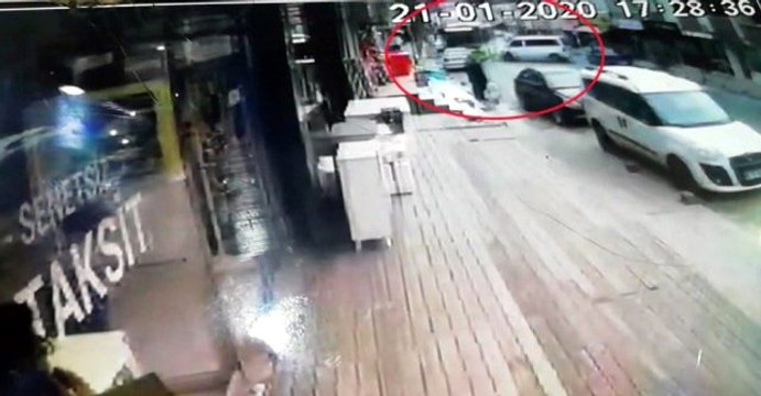 Hızla ilerleyen minibüsün İETT otobüsüyle çarpıştığı kaza anı kamerada