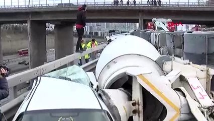 Beton mikseri otomobilin üzerine devrildi