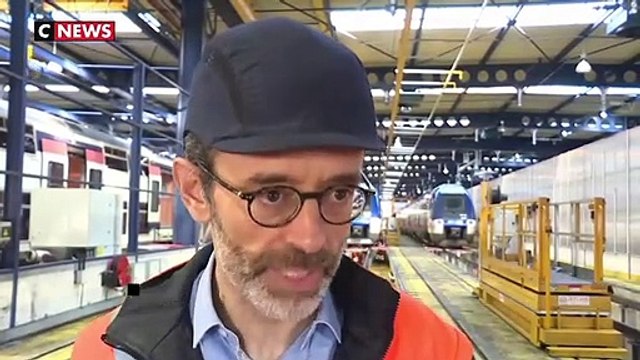 À Noisy-le-Sec, des techniciens de la SNCF préparent la fin de la grève, et remettent en état de nombreux trains et machines avant de les refaire fonctionner