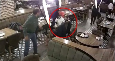 Manisa'daki deprem anı kamerada! Kafedeki herkes bir tarafa savruldu