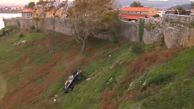 Un matrimonio sobrevive tras precipitarse 20 metros con su coche en Bayona