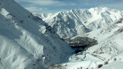 "9. gezegen"in çocukları karlı sokakları kayak pistine dönüştürdü