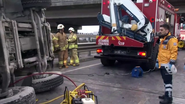 Beton mikseri bir aracın üzerine devrildi