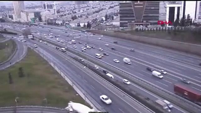 Beton mikseri otomobilin üzerine devrildi ! Feci kaza kamerada