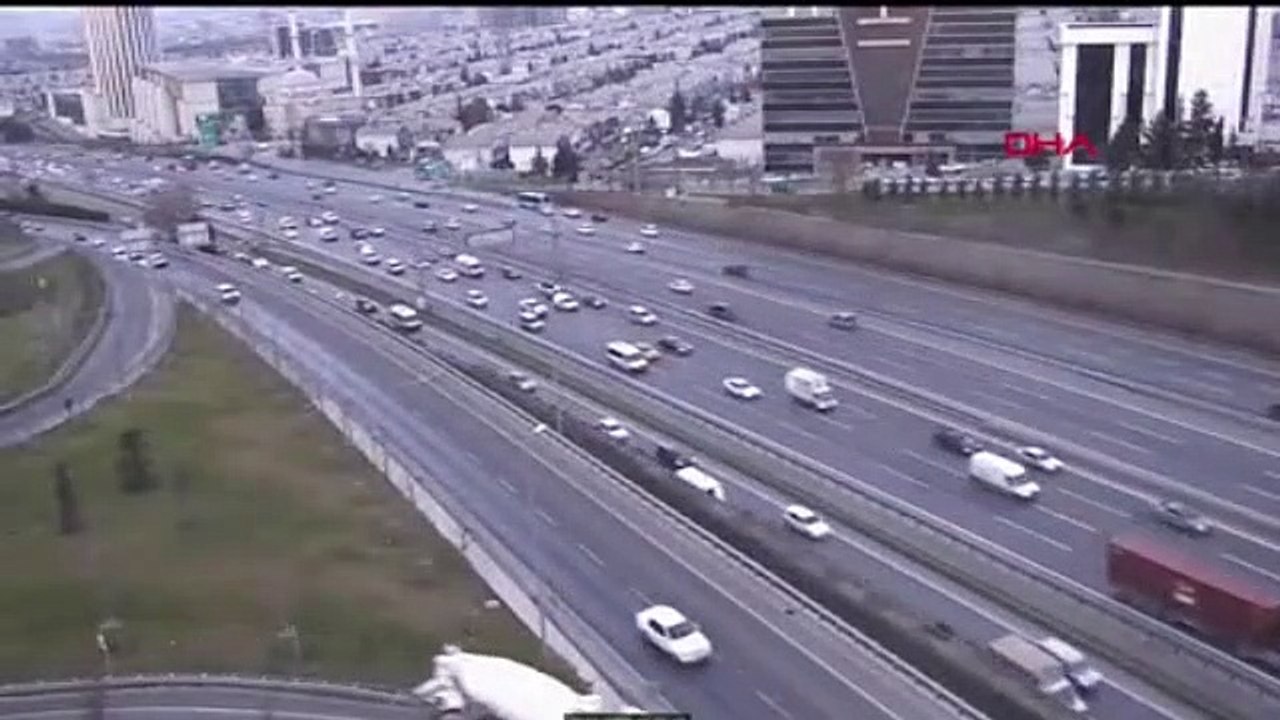 Beton mikseri otomobilin üzerine devrildi ! Feci kaza kamerada