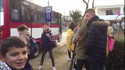 Télécharger la video: Protestë në Fier, nxënësit dhe mësuesit në Darëzezë: Rrimë në këmbë në autobus, s'ka ngrohje e frena