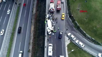 Beton mikseri otomobilin üzerine devrildi