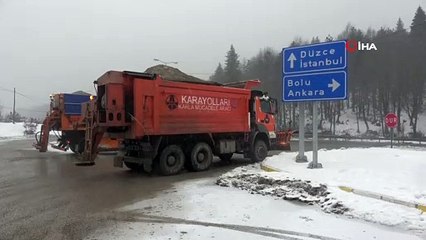 下载视频: Bolu Dağı’nda Şiddetli Kar Yağışı Etkili Oluyor