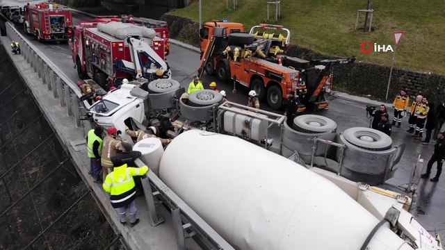 Beton Mikseri Bir Aracın Üzerine Devrildi
