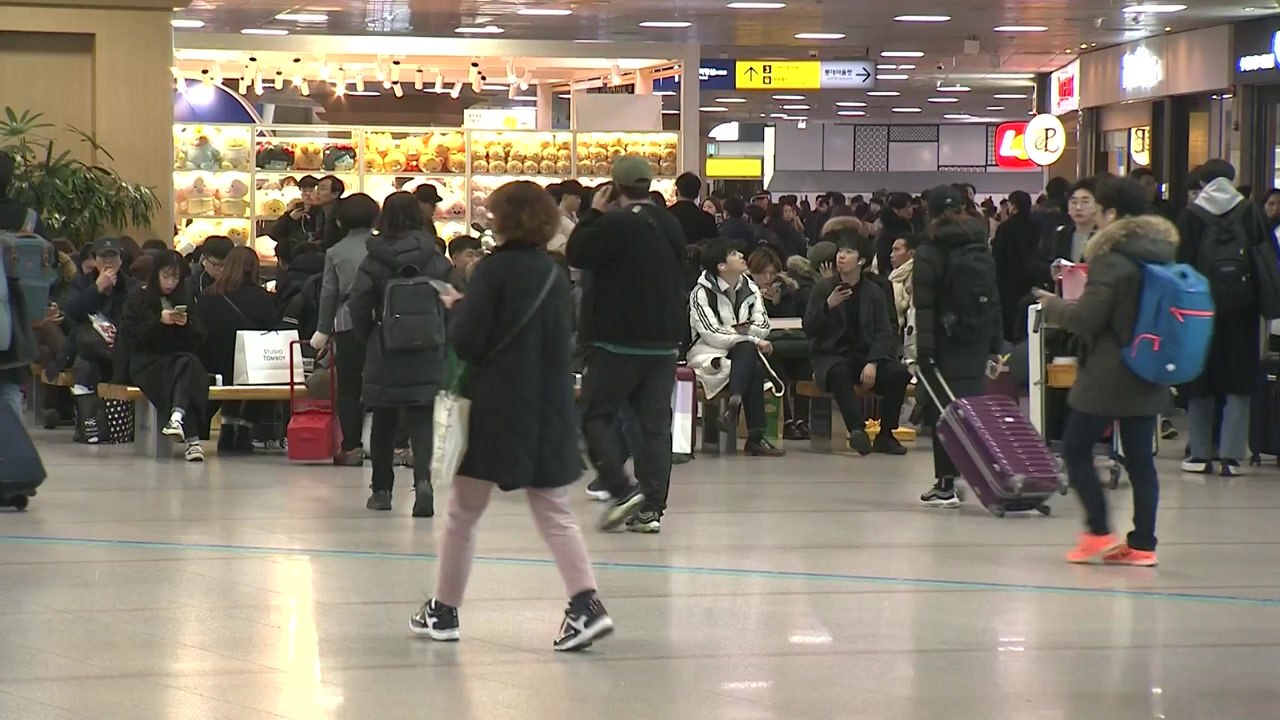 설레는 고향길...서울역 귀성 인파 / YTN
