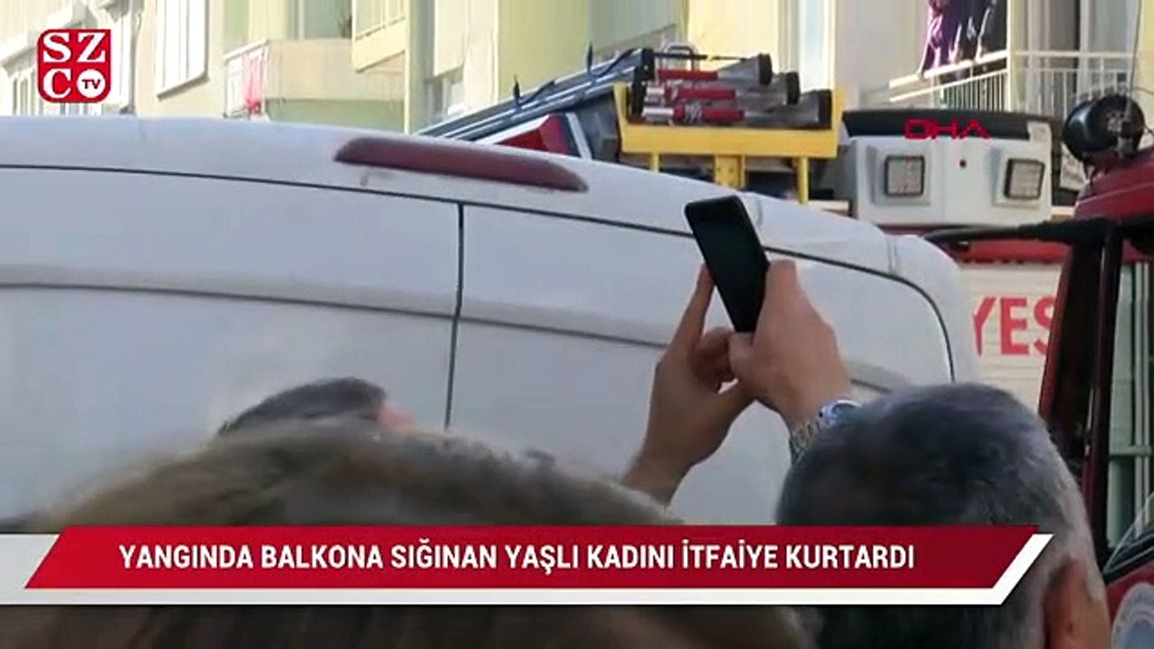 Yangında balkona sığınan kadını itfaiye kurtardı