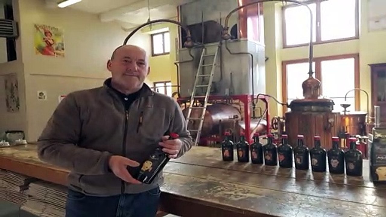 Ladistillerie Pernot édite 10 séries limitées de 1.000 bouteilles avec des étiquettes de Modigliani pour commémorer le centenaire de sa mort