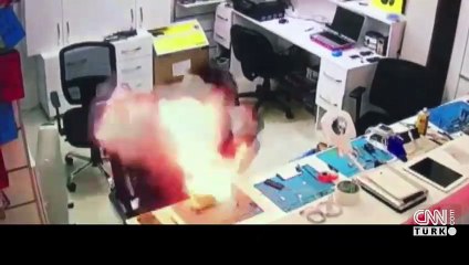 Tamir için açtığı telefon elinde patladı