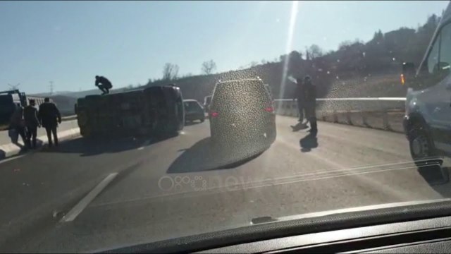 Ora News - Aksident në Tiranë-Elbasan: Shoferi në majë të furgonit të përmbysur flet në telefon