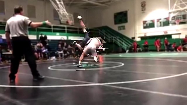 Un père plaque l'adversaire de son fils