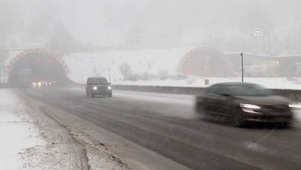 Bolu Dağı'nda kar yağışı etkili oluyor