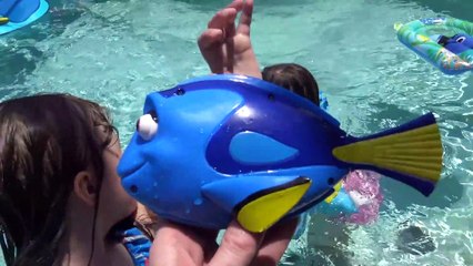 Disney Procurando  Dory  - Sophia,  Isabella e Alice Brincando na Piscina