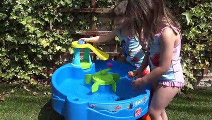 Disney Procurando  Dory  - Sophia, Isabella e Alice  Brincando na Piscina com Brinquedos da Disney