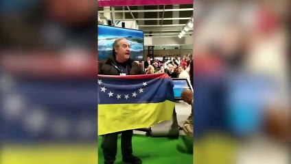 Un activista antichavista acude al stand de Venezuela en Fitur para cargar contra la dictadura de Maduro