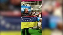 Un activista antichavista acude al stand de Venezuela en Fitur para cargar contra la dictadura de Maduro