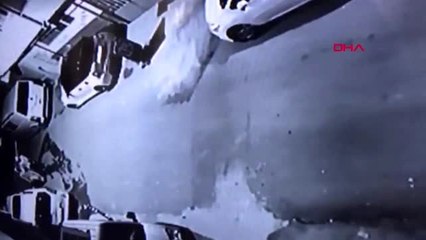 Beyoğlu'nda el yapımı patlayıcı atan şüpheliler kamerada