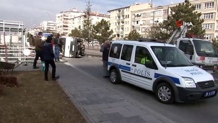 Seyir halindeyken tekeri çıkan kamyon yan yattı