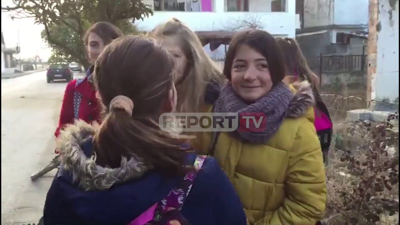 Protestë në Fier, nxënësit dhe mësuesit në Darëzezë: Rrimë në këmbë në autobus, s'ka ngrohje e frena