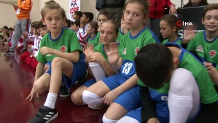 Çocuklar geleneksel oyunları oynadı, ortaya renkli görüntüler çıktı