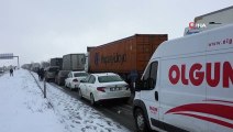 Yoğun kar yağışı sonrası Karabük - Gerede karayolu trafiğe kapandı