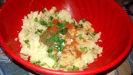 Chatpate Aur Chatkharedar Bread Pakoda Recipe-Quick Potato bread Pakoda (COOKING WITH HADIQA)