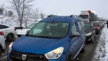 Yoğun kar yağışı sonrası Karabük - Gerede karayolu trafiğe kapandı, kilometrelerce uzun kuyruk oluştu