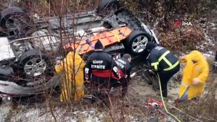 Sinop’ta karda kayan otomobil şarampole yuvarlandı: 2 yaralı