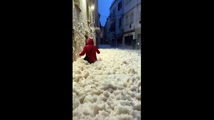 Une ville espagnole devient un véritable bain de mousse