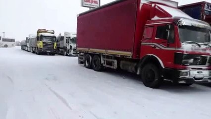 Karın etkili olduğu Bolu-Zonguldak kara yolu tır geçişine kapatıldı