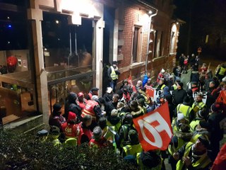 Sarreguemines : les enseignants manifestent aux flambeaux contre la réforme des retraites