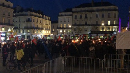 下载视频: Retraite aux flambeaux contre la réforme des retraites