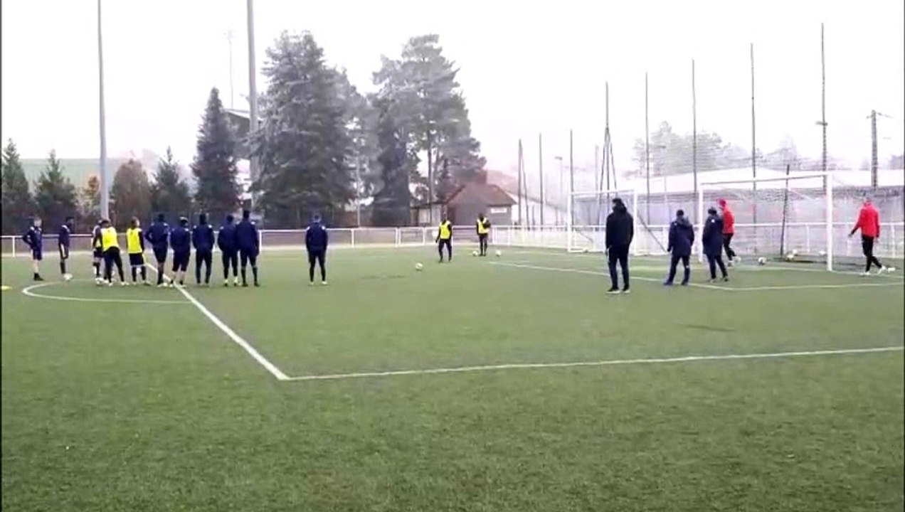 Football : en attendant la venue de Lille, les Spinaliens s'entraînent dans la bonne humeur