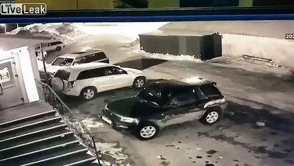 Elle démarre sa voiture.. et fait un tout droit au parking !