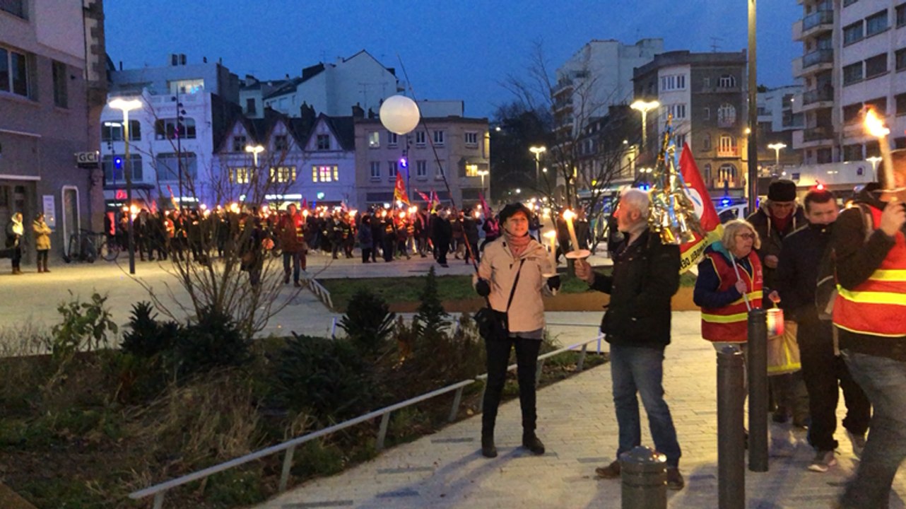 Manifestation aux flambeaux contre la réforme des retraites