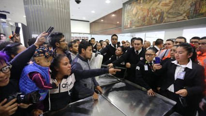 Padres de niños con cáncer se enfrentan con policías en AICM